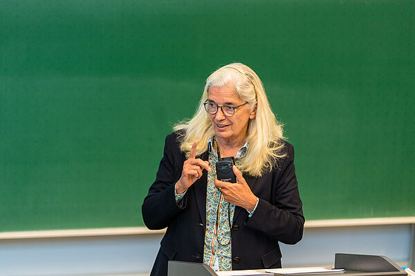 Photo (Paderborn University, Thorsten Hennig): Isabel Pfeiffer-Poensgen, NRW Minister of Science (MKW NRW).