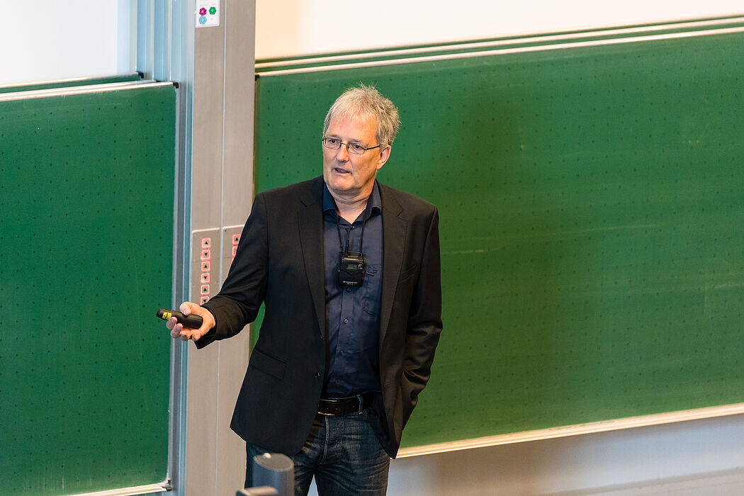 Photo (Paderborn University, Thorsten Hennig): Prof. Dr. Christof Schütte.